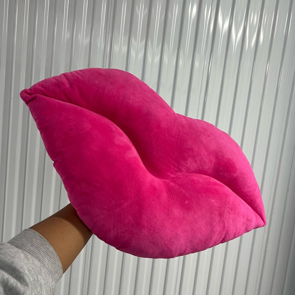 PINK LIP SHAPED DECORATIVE PILLOW